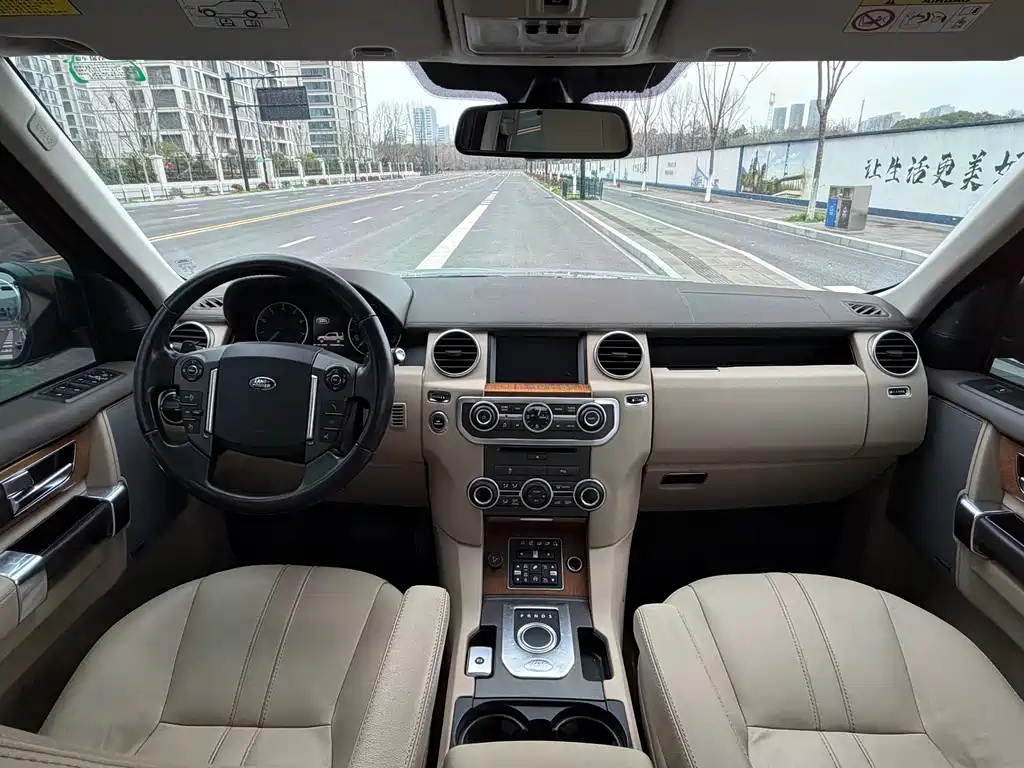 Land Rover Discovery 2016 — фото 12