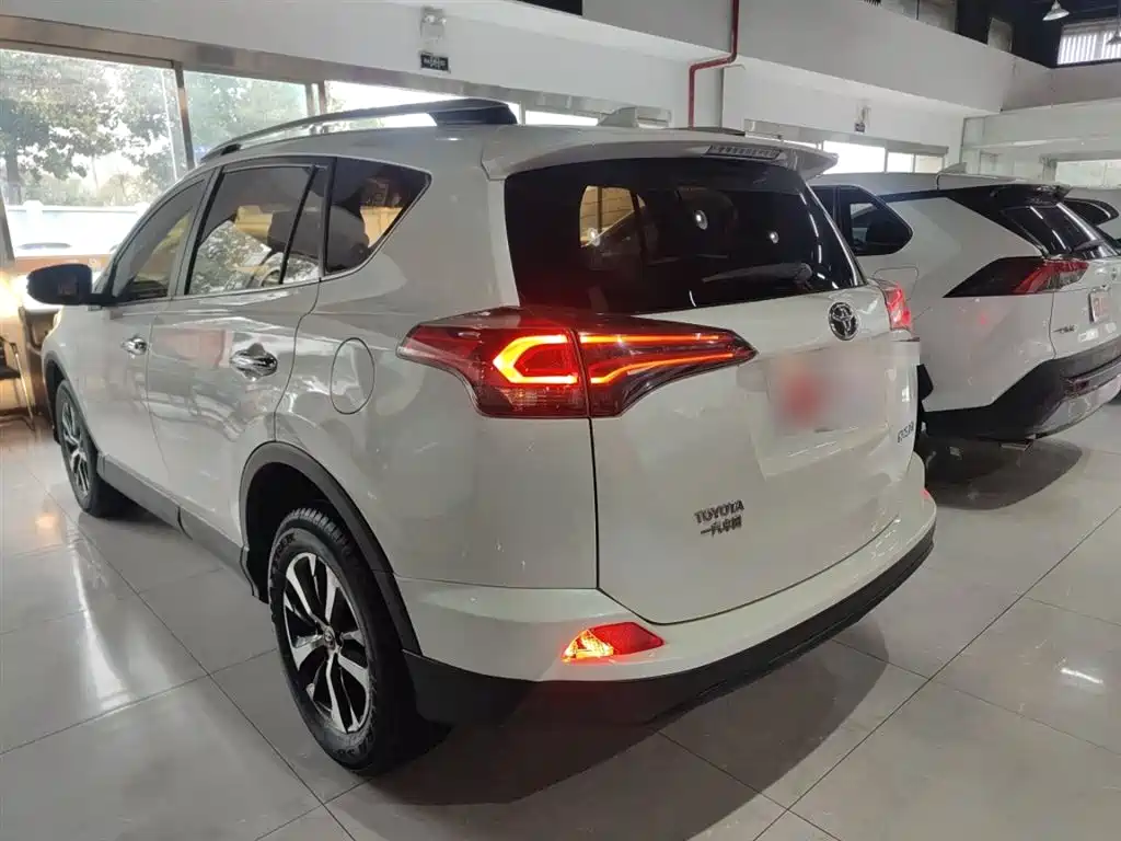 Toyota RAV4 2018 — фото 5