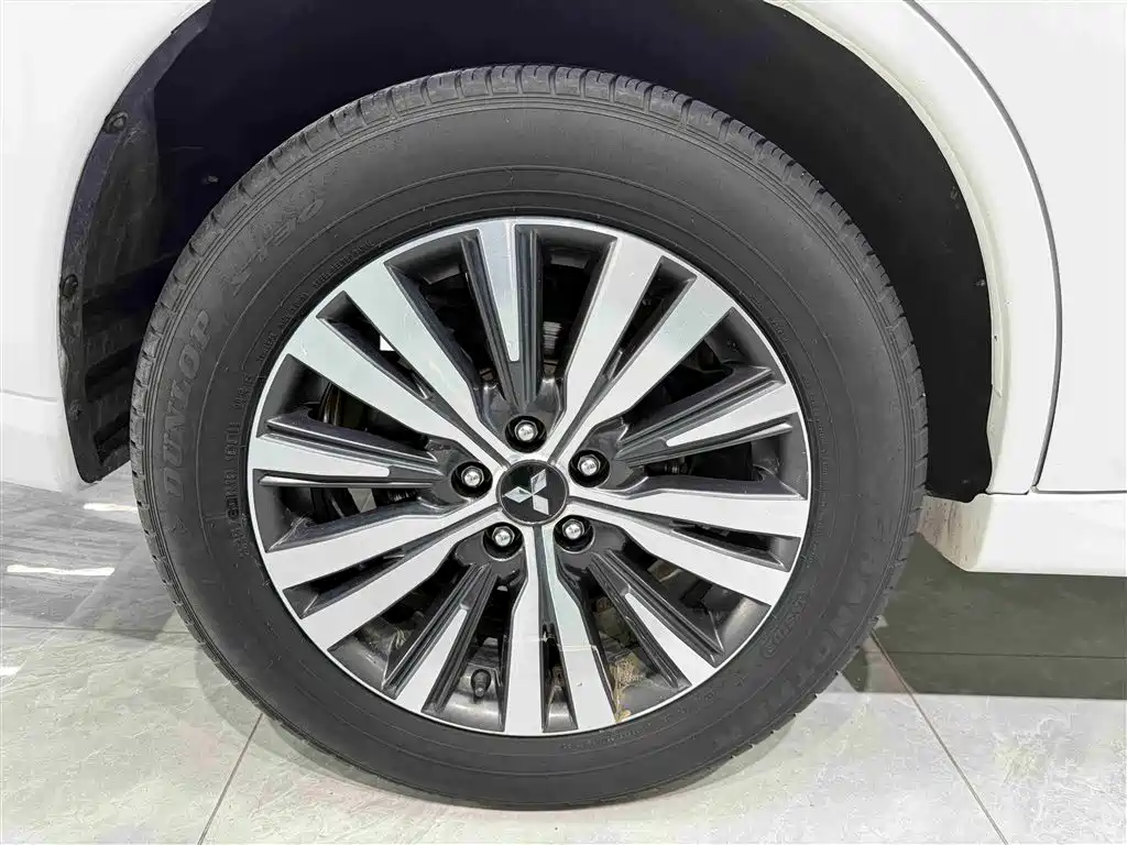 Mitsubishi Outlander 2022 — фото 18