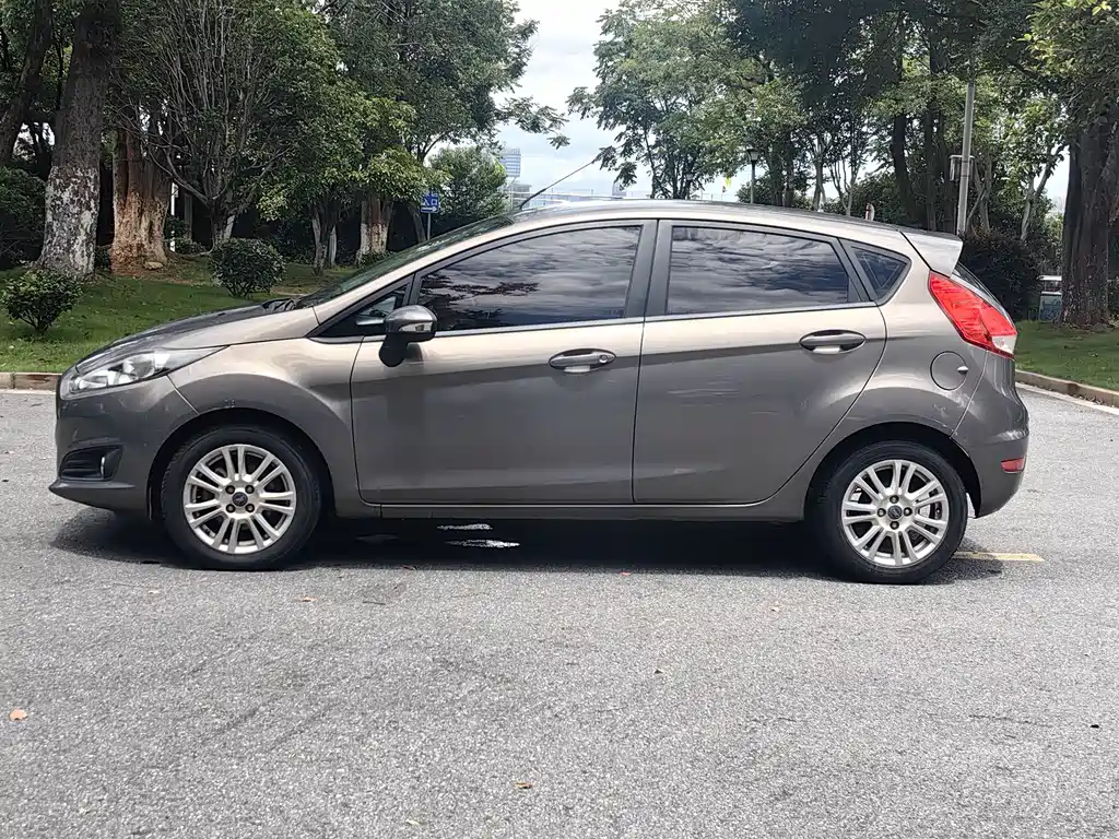 Ford Fiesta 2015 — фото 10