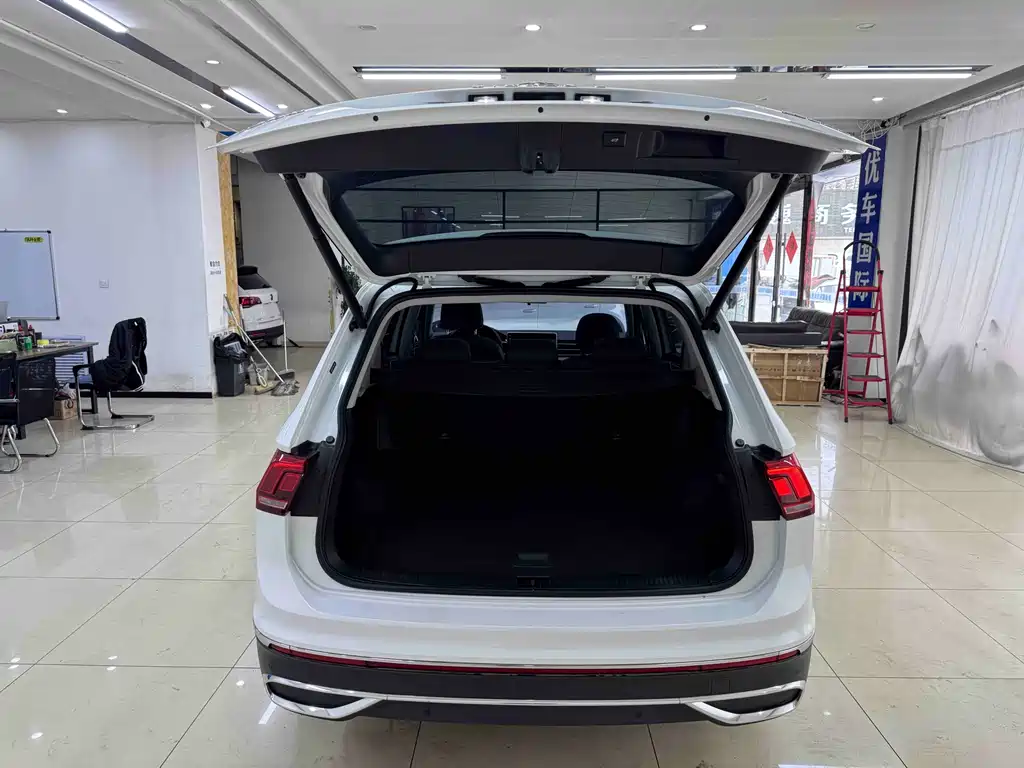 Volkswagen Tiguan L 2023 — фото 20