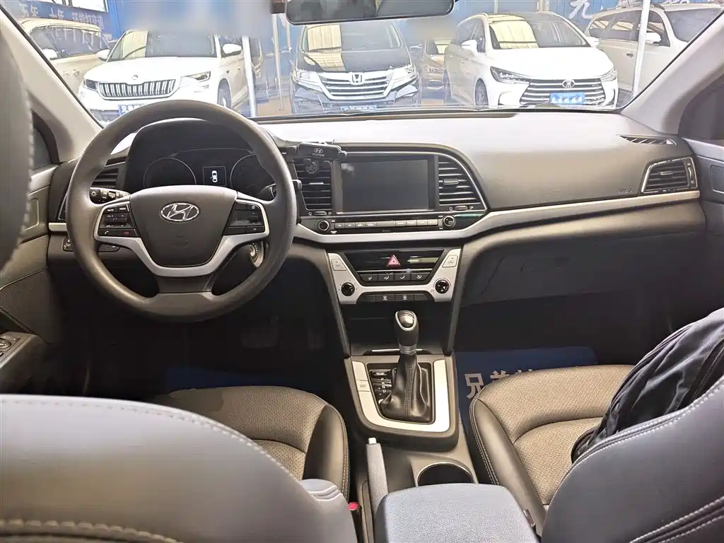Hyundai Elantra 2017 — фото 10