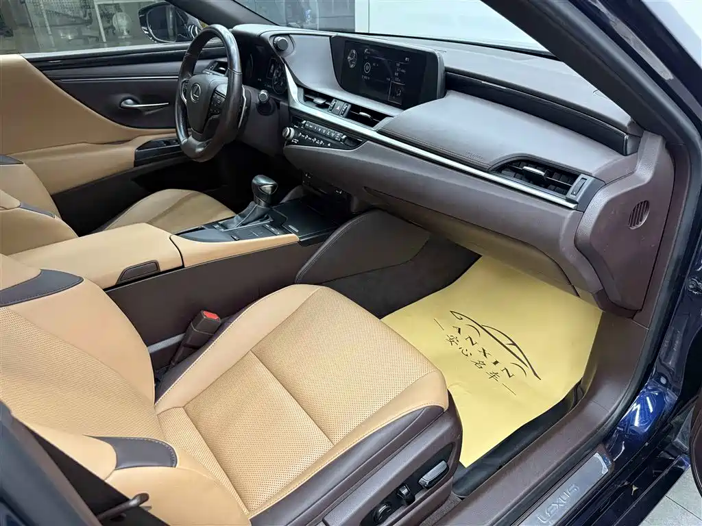 Lexus ES 2020 — фото 12