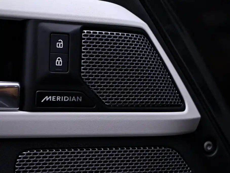 Land Rover Defender 2023 — фото 13