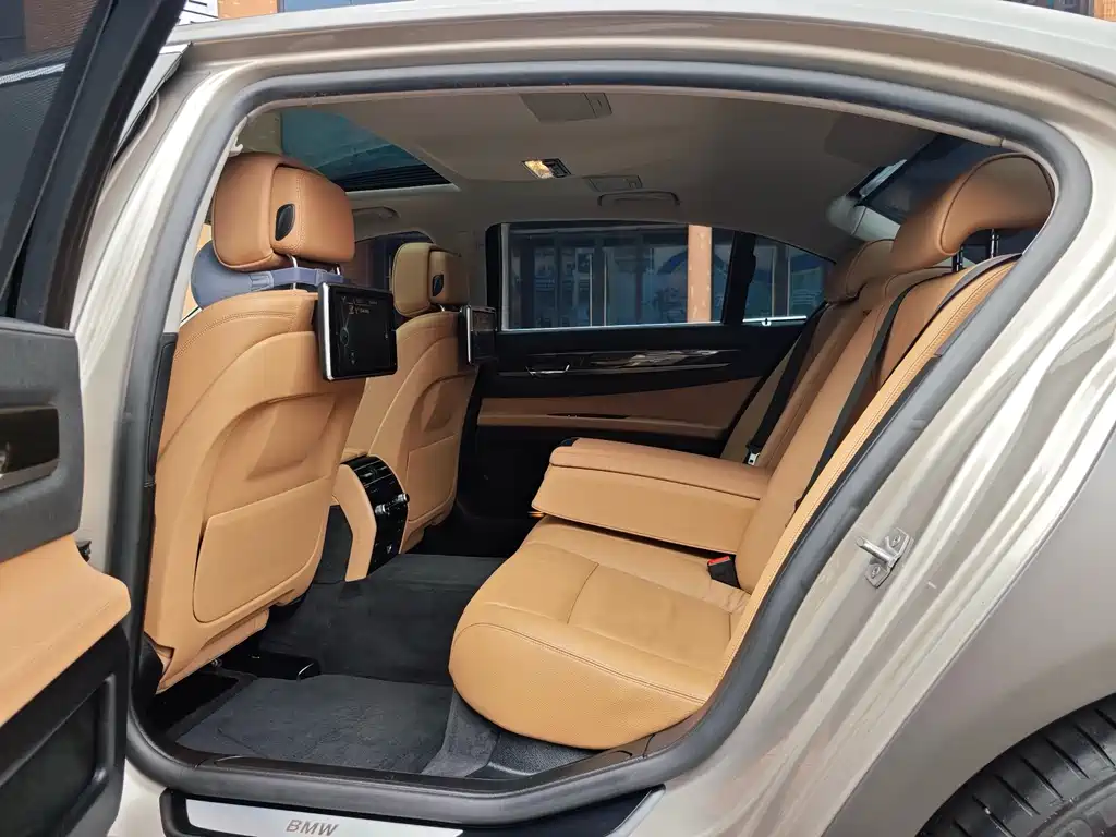 BMW 7 Series 2015 — фото 12