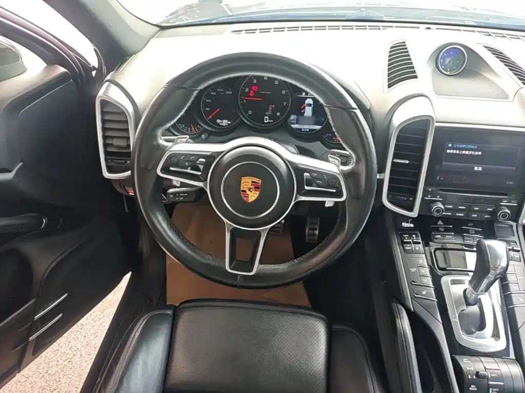 Porsche Cayenne 2017 — фото 11