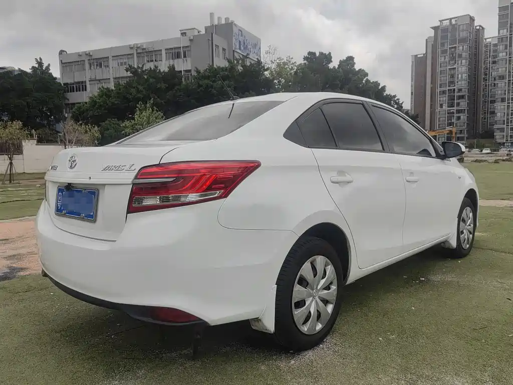 Toyota Yaris L 2019 — фото 10