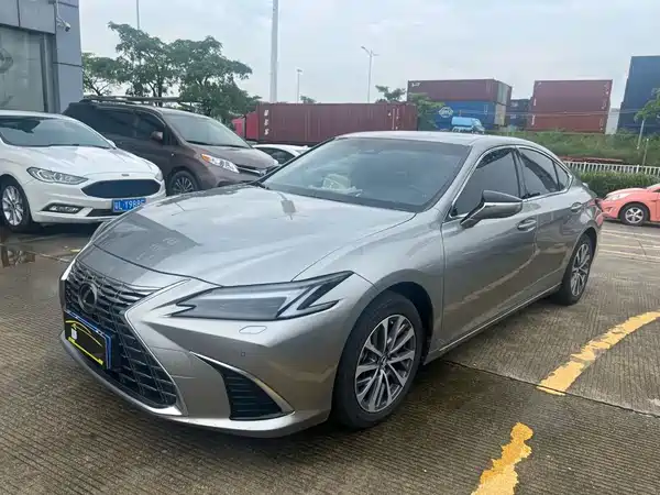 Lexus ES 2025