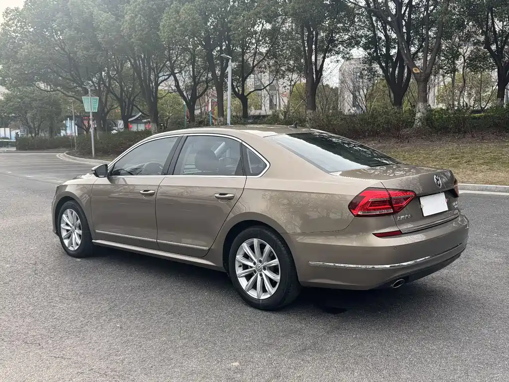 Volkswagen Passat 2017 — фото 11