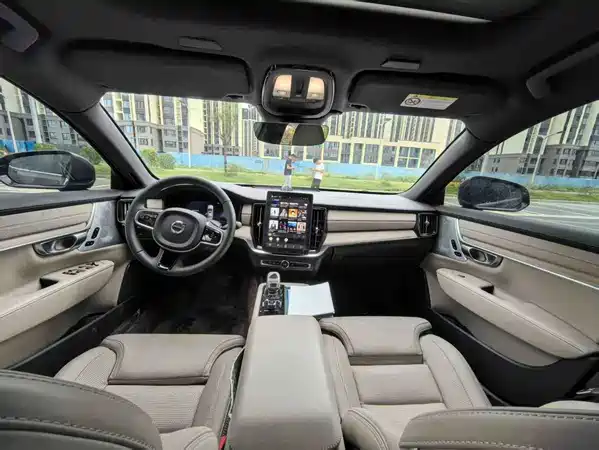 Volvo S90 2025
