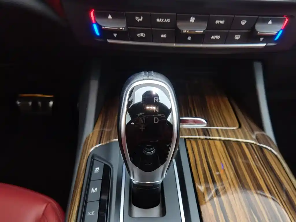 Maserati Levante 2018 — фото 18