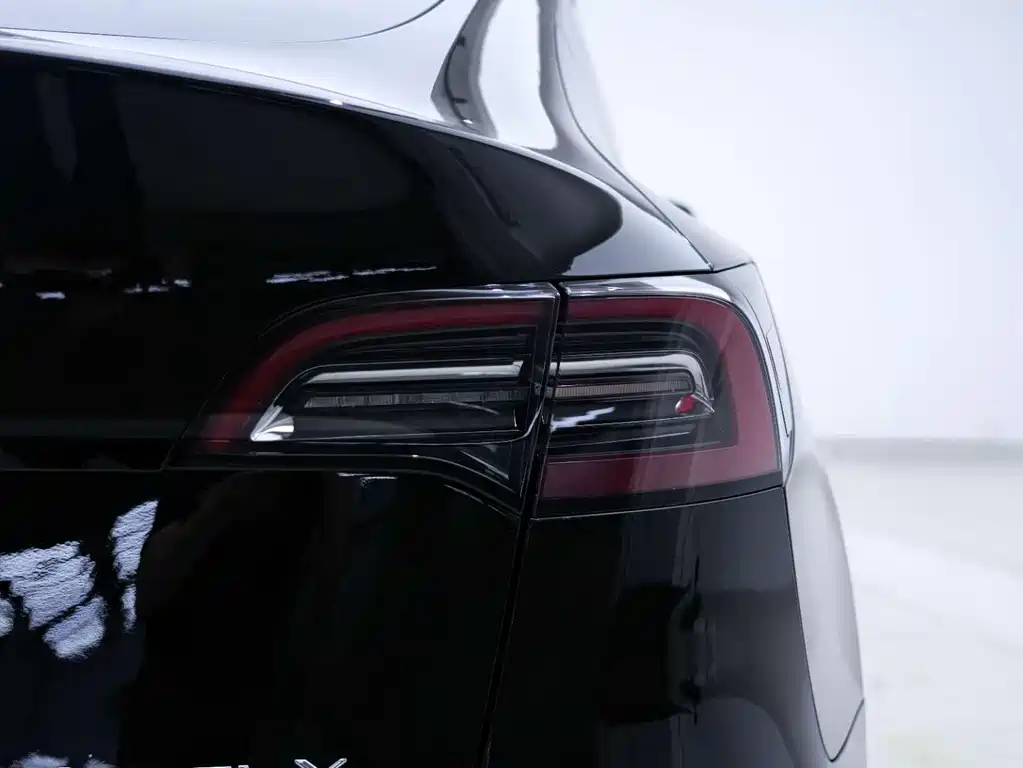 Tesla Model Y 2023 — фото 12