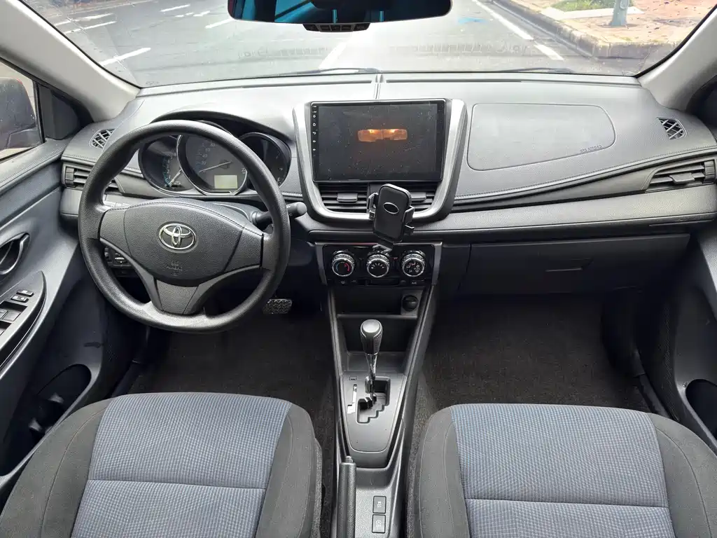 Toyota Yaris L 2017 — фото 7