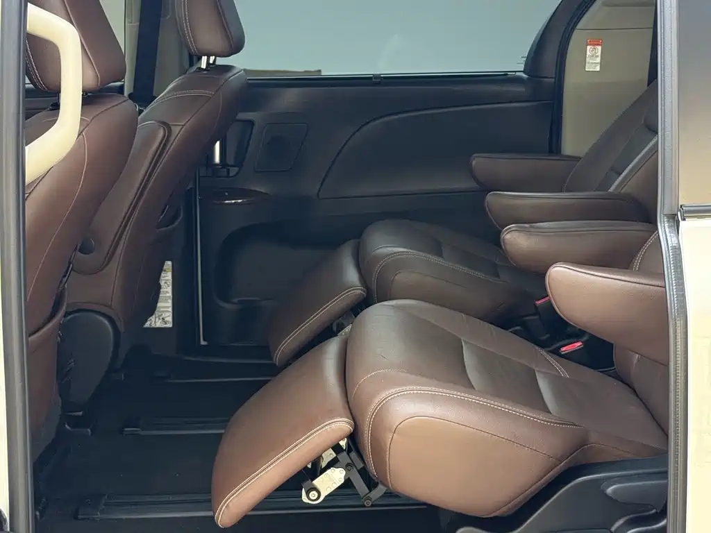 Toyota Sienna 2017 — фото 13