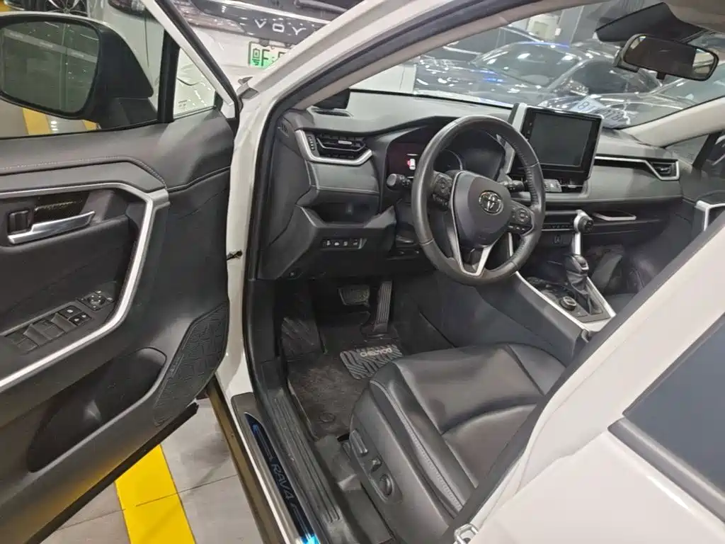 Toyota RAV4 2021 — фото 16