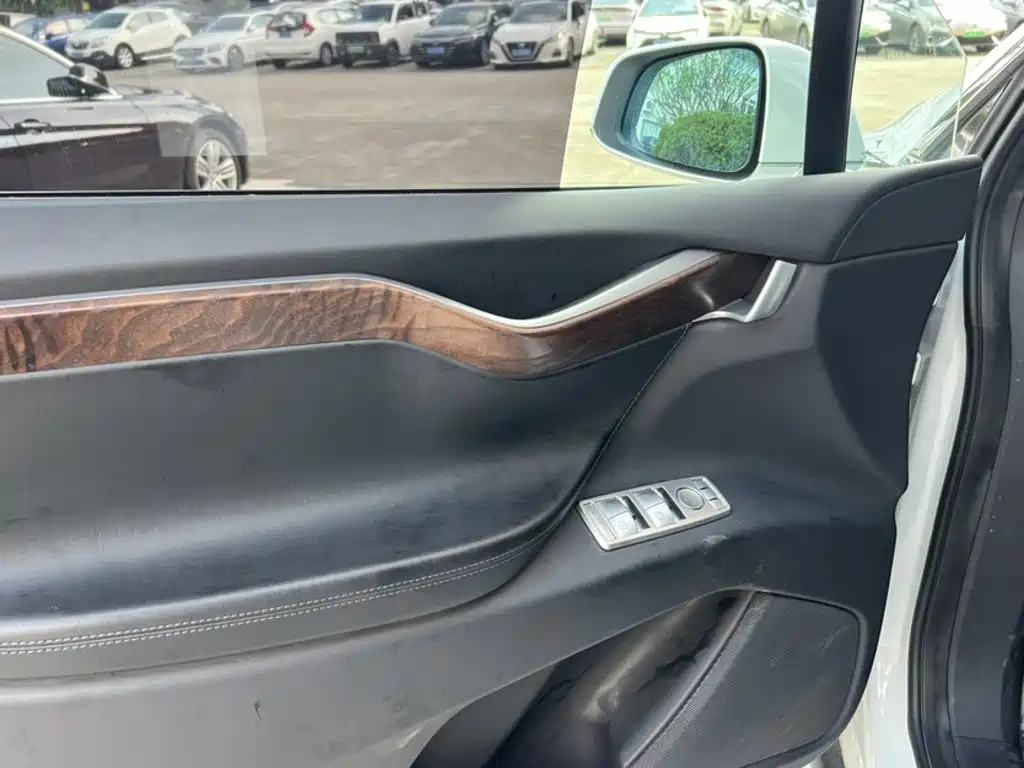 Tesla Model X 2019 — фото 16