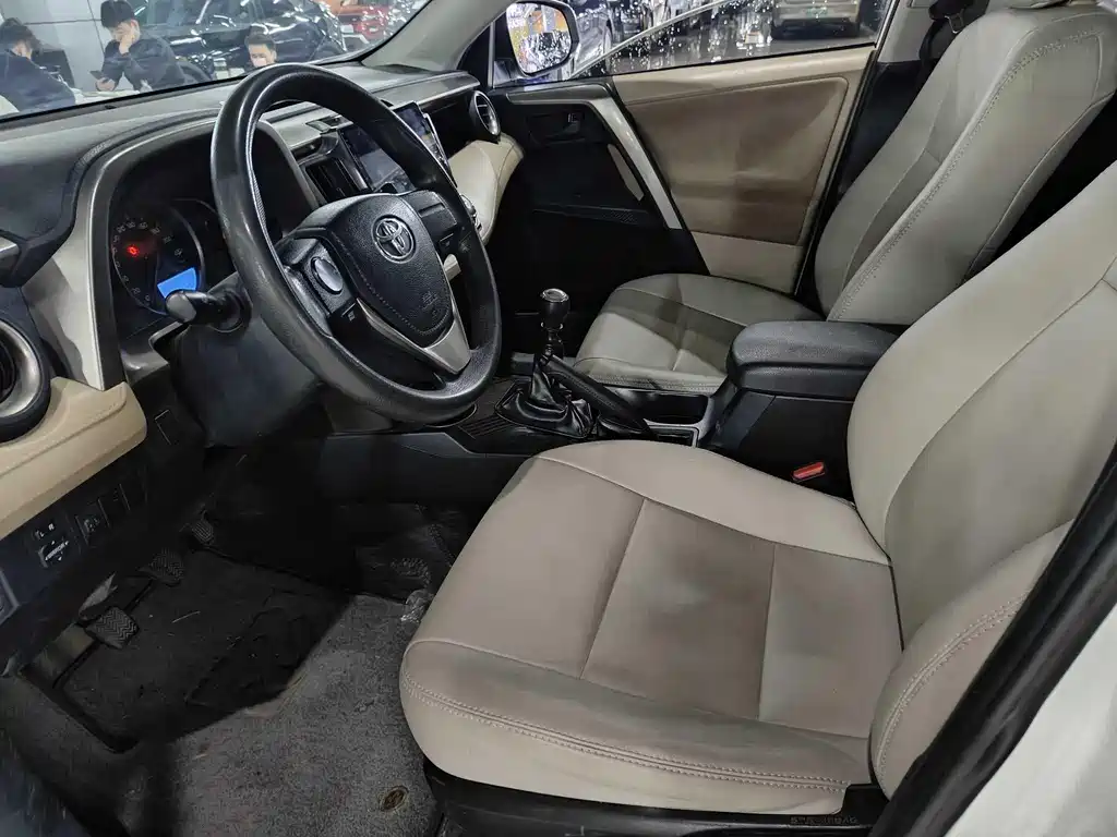 Toyota RAV4 2015 — фото 4