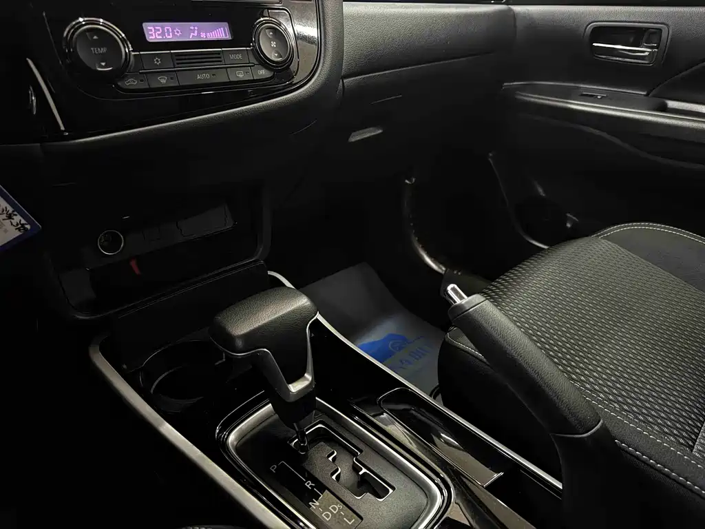 Mitsubishi Outlander 2022 — фото 13