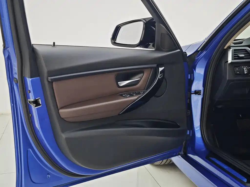 BMW 3 Series 2018 — фото 11