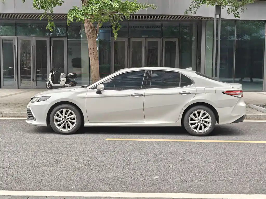 Toyota Camry 2022 — фото 12