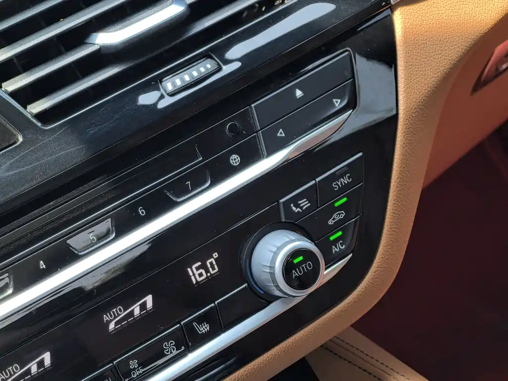 BMW 5 Series 2018 — фото 13