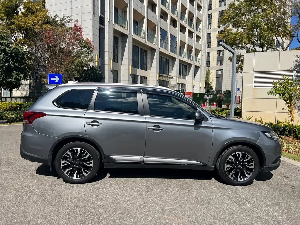 Mitsubishi Outlander 2020 — фото 7
