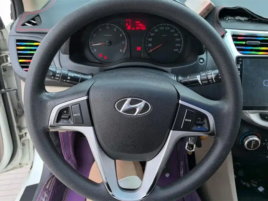 Hyundai Verna 2015 — фото 15