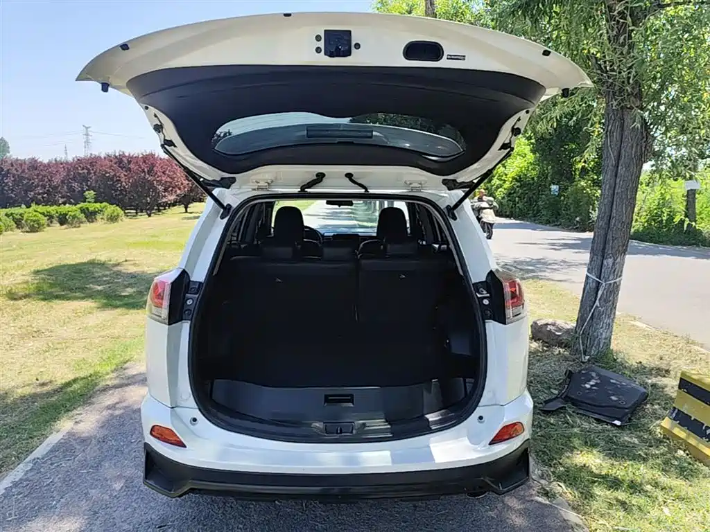 Toyota RAV4 2019 — фото 19