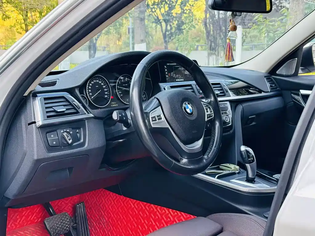 BMW 3 Series 2018 — фото 13