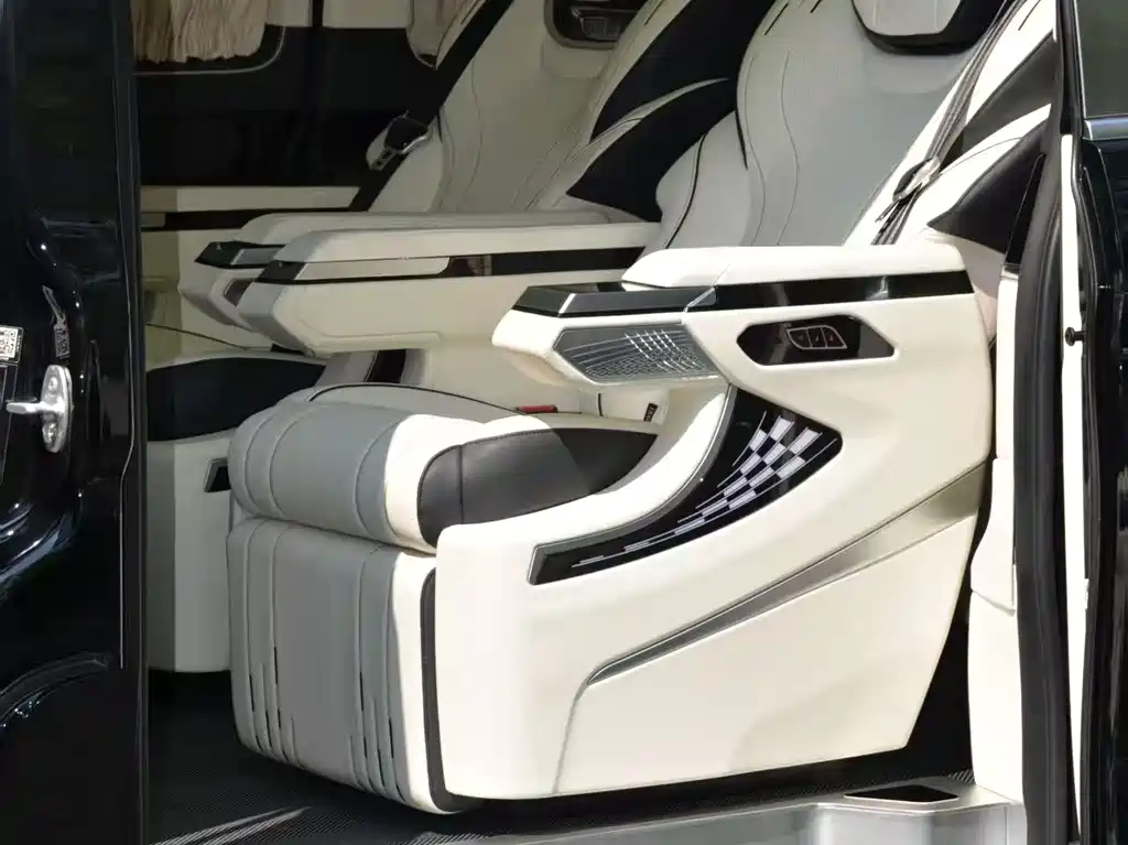 Mercedes-Benz V-Class 2023 — фото 16