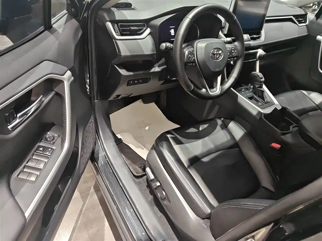 Toyota RAV4 2021 — фото 12