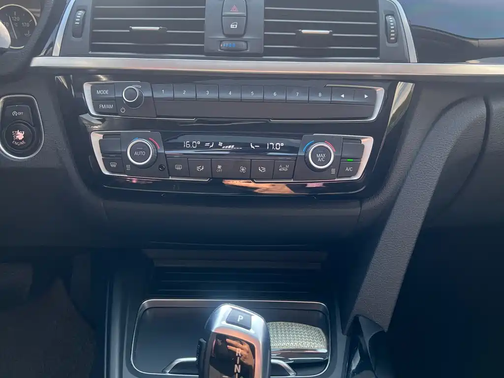 BMW 3 Series 2018 — фото 12