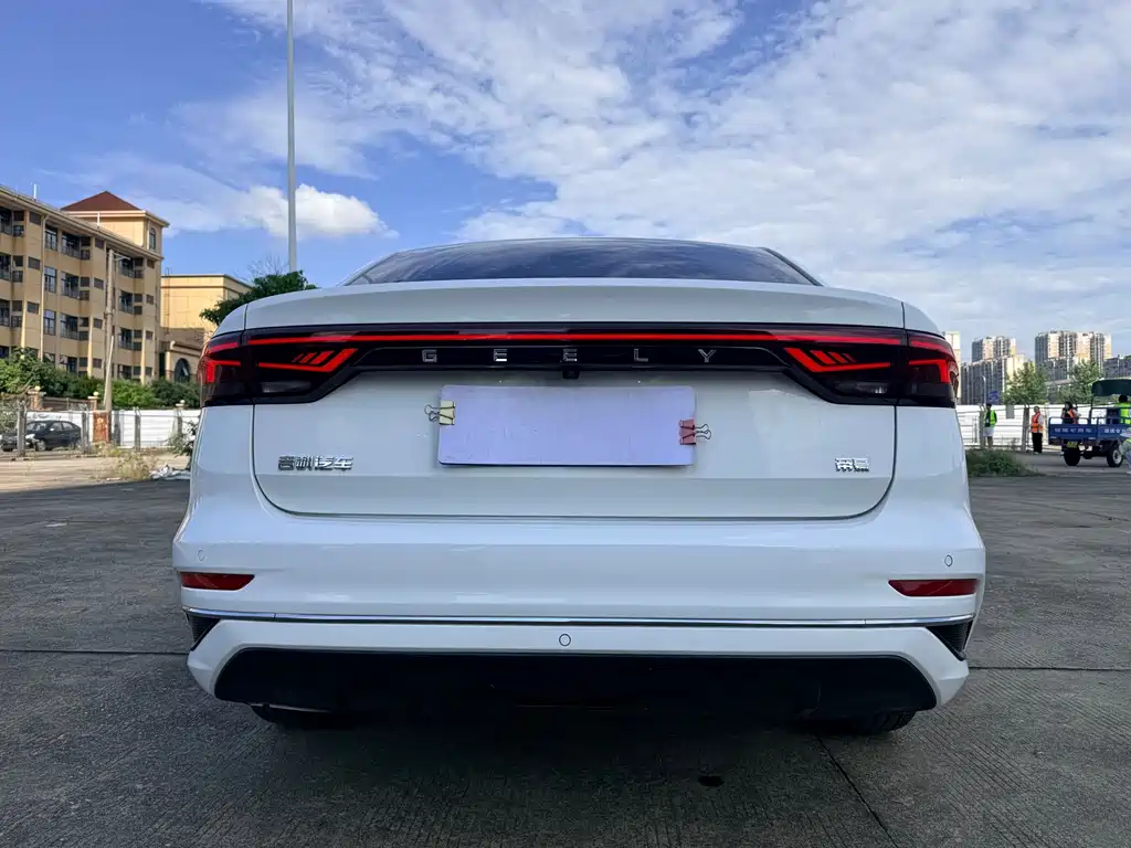 Geely Emgrand 2021