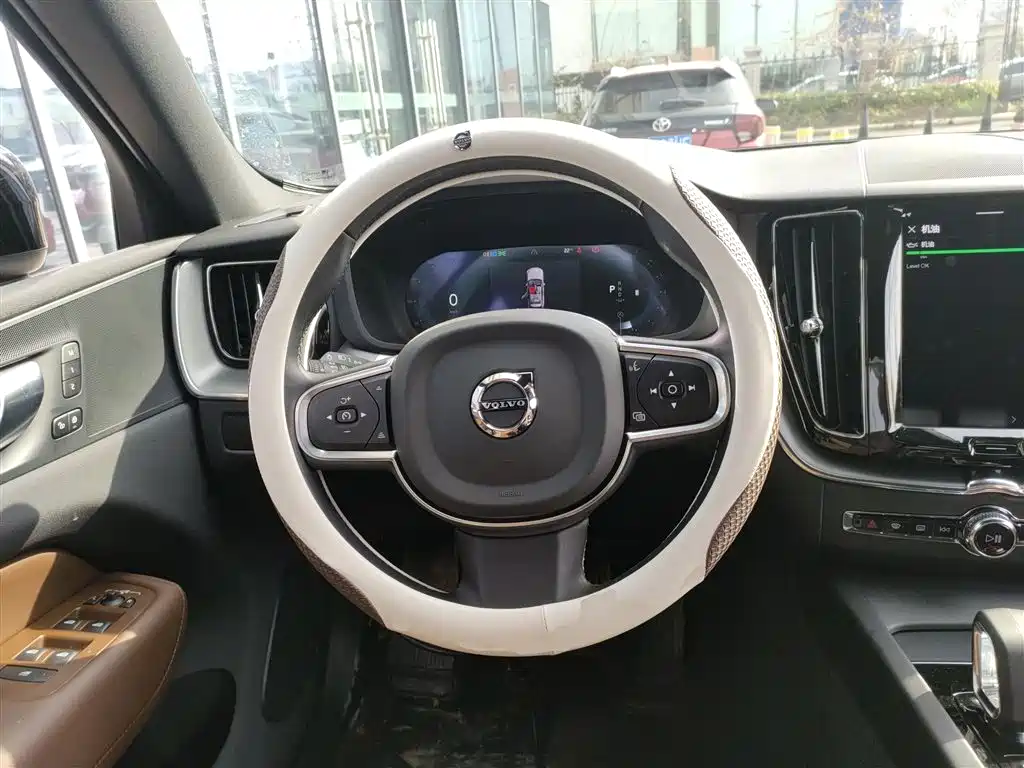Volvo XC60 2025 — фото 11