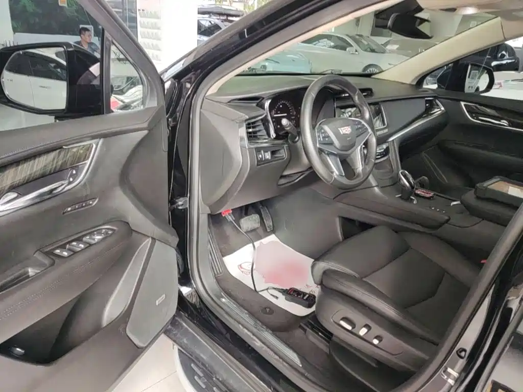 Cadillac XT5 2017 — фото 16