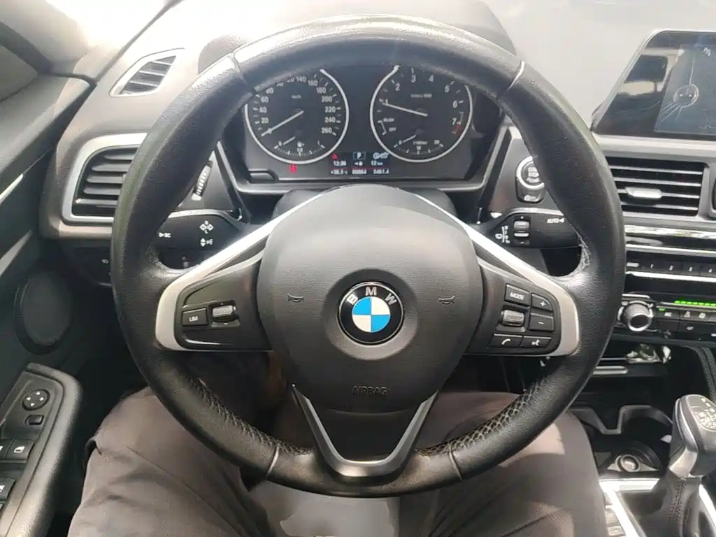 BMW 1 Series 2017 — фото 11