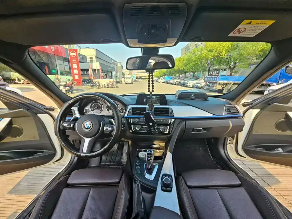 BMW 3 Series 2018 — фото 8