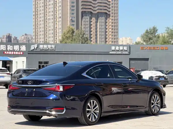 Lexus ES 2020