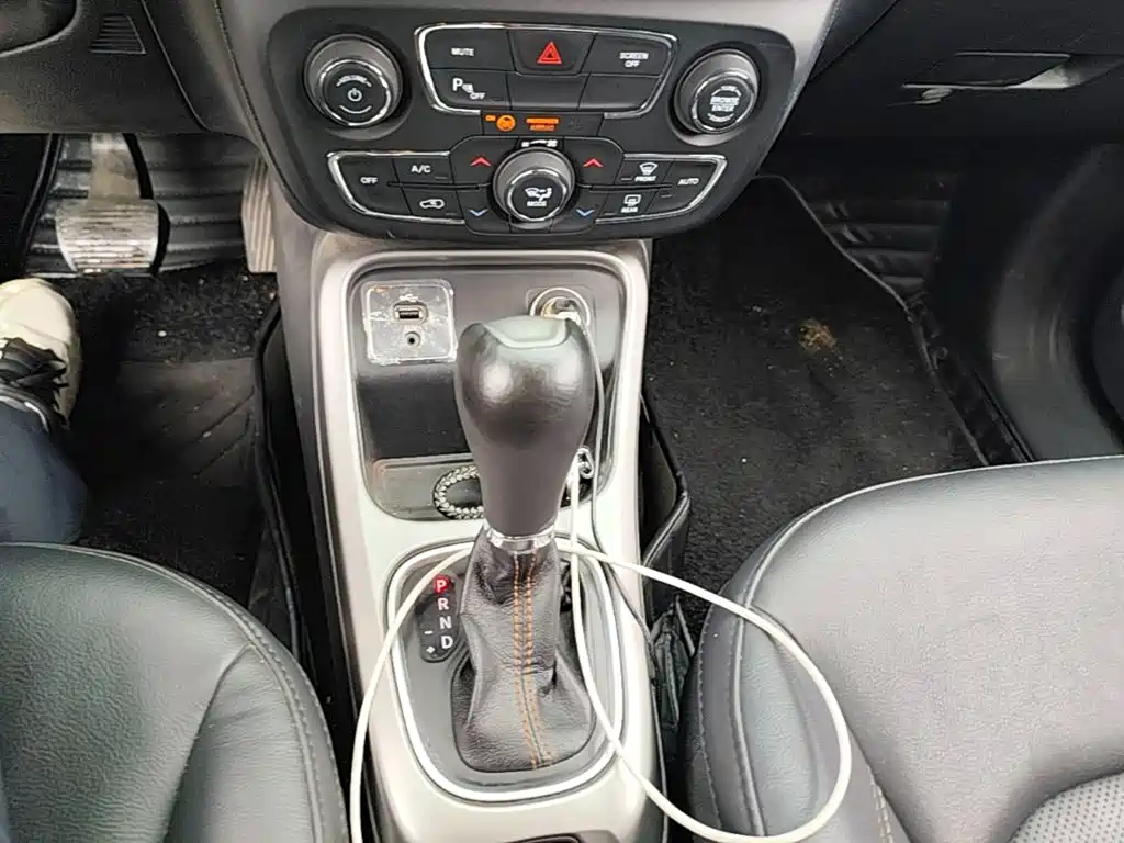 Jeep Compass 2018 — фото 14
