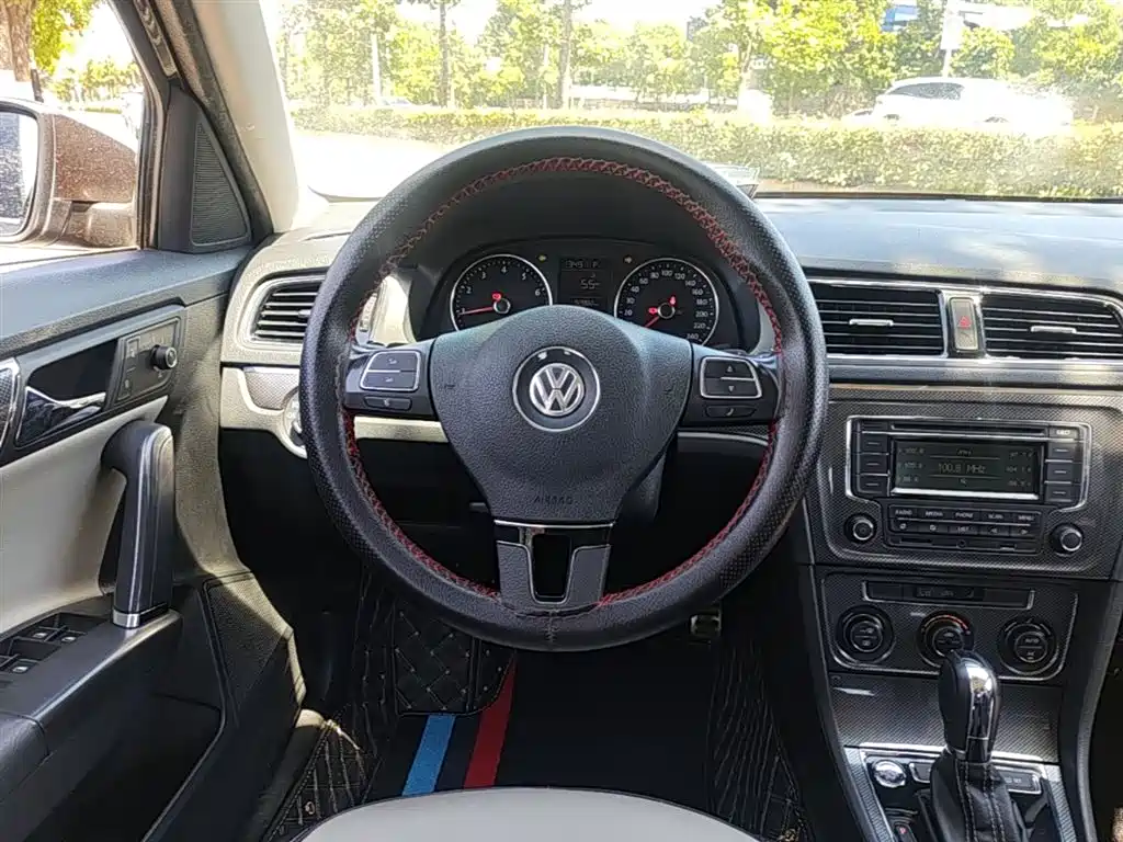 Volkswagen Cross Lavida 2015 — фото 11