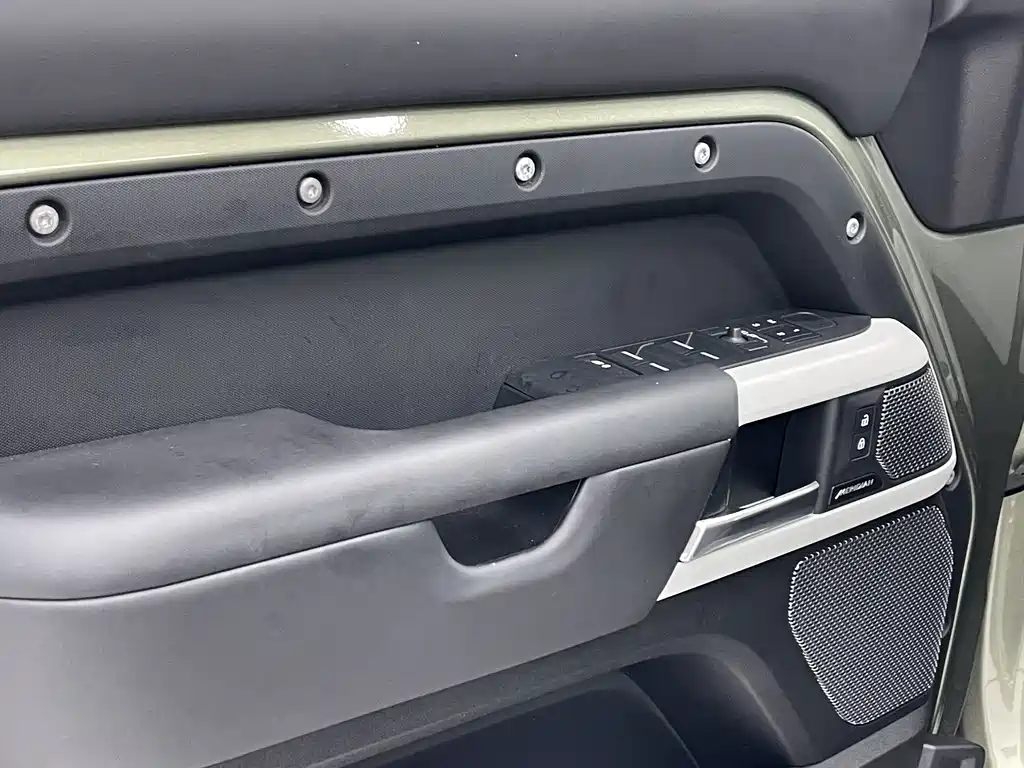 Land Rover Defender 2023 — фото 10