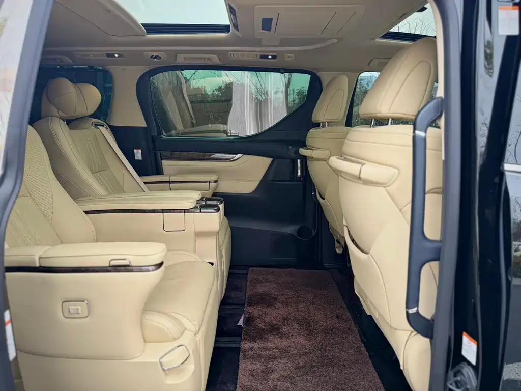 Toyota Alphard 2022 — фото 19