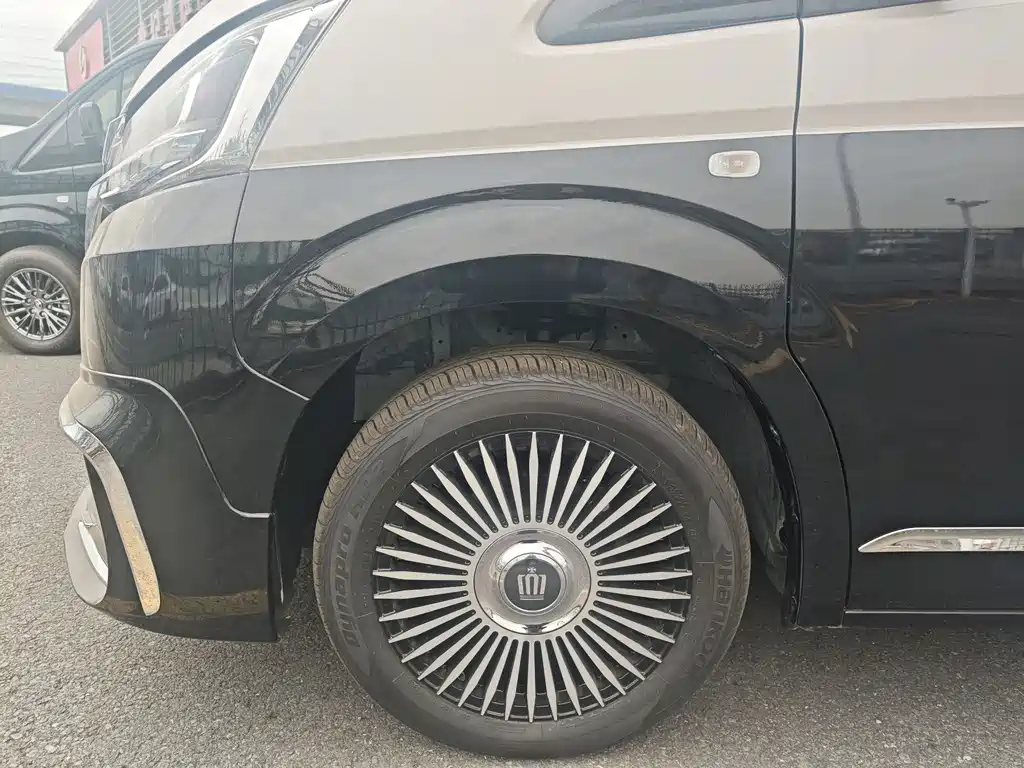 Toyota Hiace — фото 7