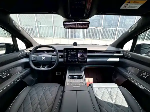 NIO ES8 2025