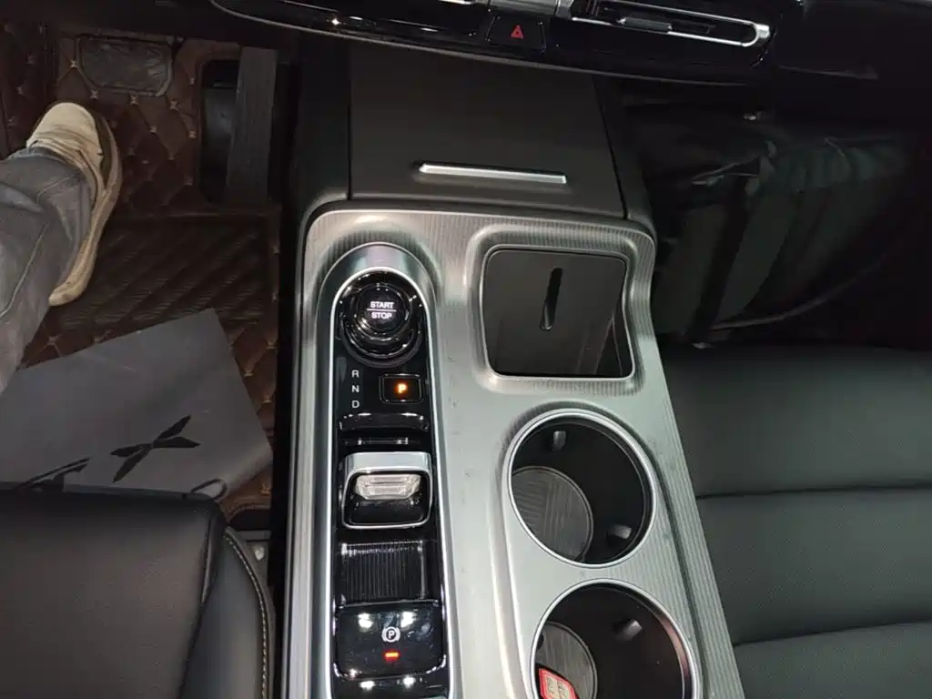GAC Motor E8 PHEV 2025 — фото 14