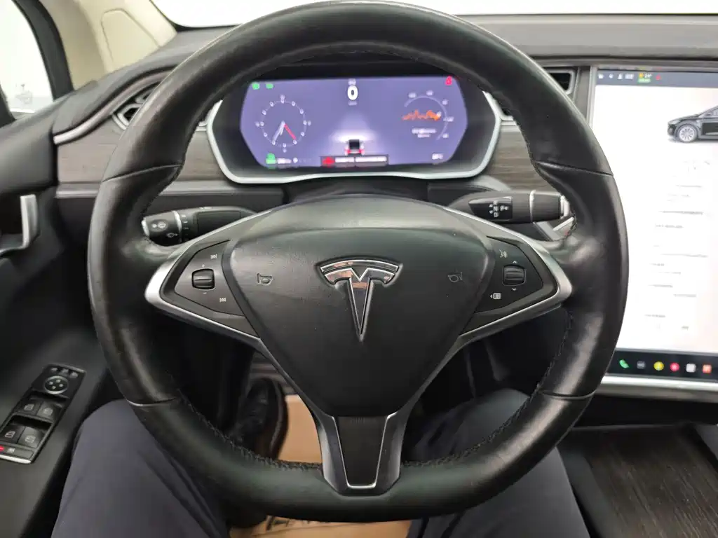 Tesla Model X 2016 — фото 43
