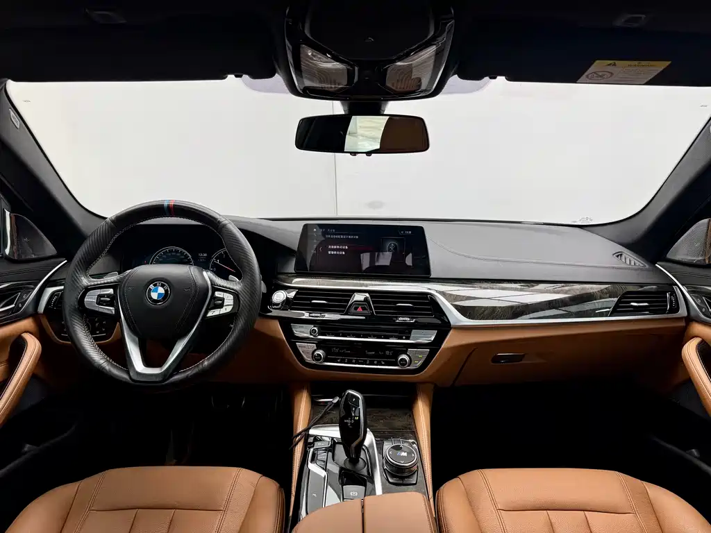 BMW 5 Series 2018 — фото 19