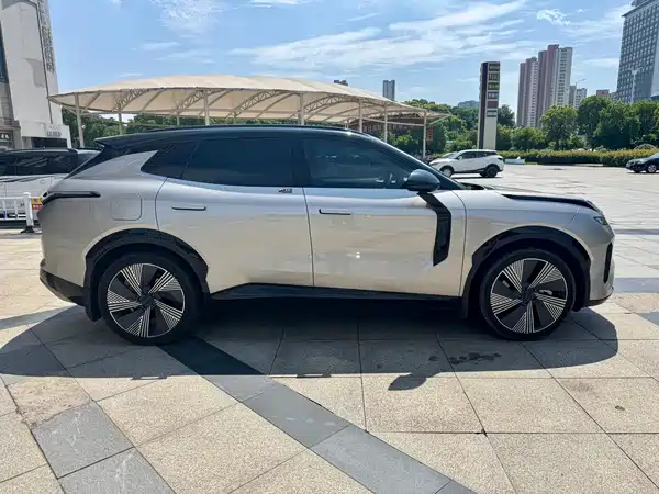 Lynk & Co 08 EM-P 2023
