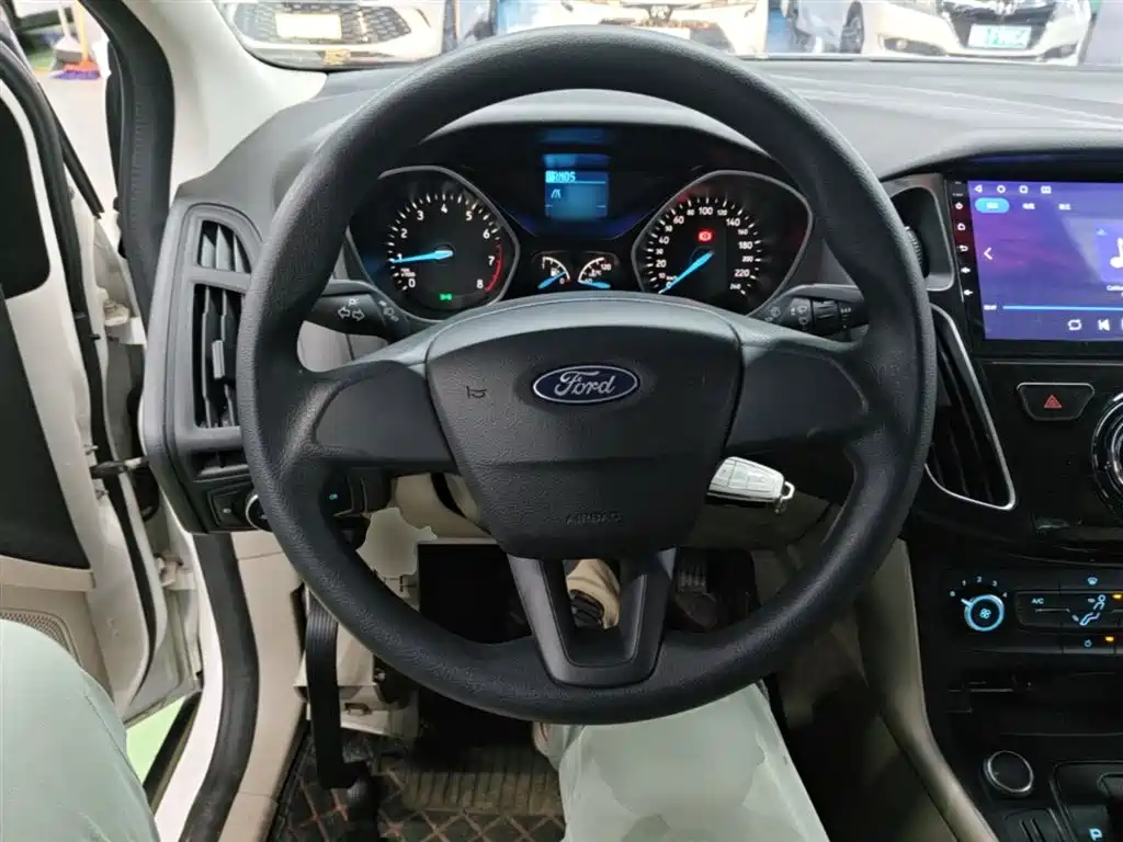 Ford Focus 2018 — фото 11