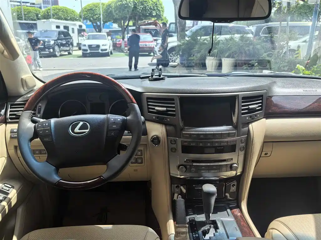 Lexus LX 2010 — фото 11